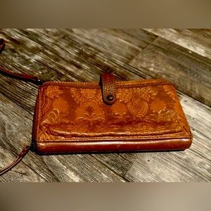 The Sak Iris Large Smartphone Clutch